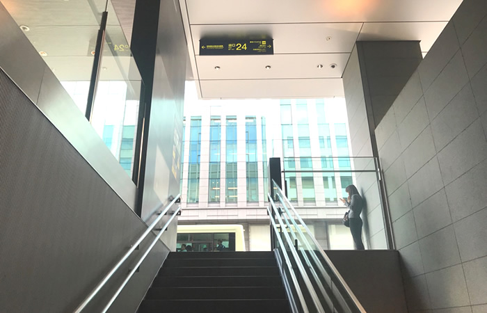 京都ゆかり皮フ科クリニックへの道順　地下鉄烏丸駅階段途中